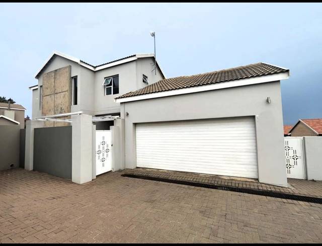 4 BEDROOM HOUSE FOR SALE IN THATCHFIELD